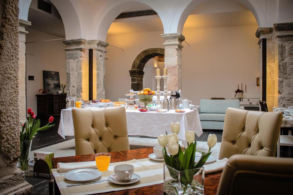 uma sala de jantar com mesa e cadeiras em Convento Da Serta Hotel na Sert