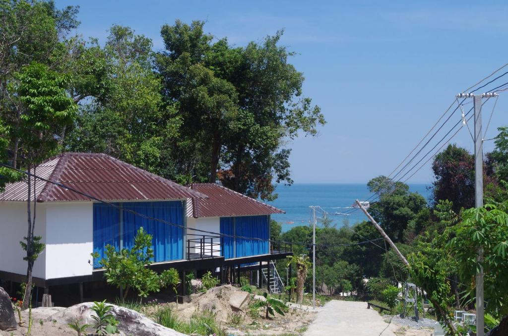 dom na wzgórzu z oceanem w tle w obiekcie Koh Rong Ocean View Bungalow w mieście Koh Rong