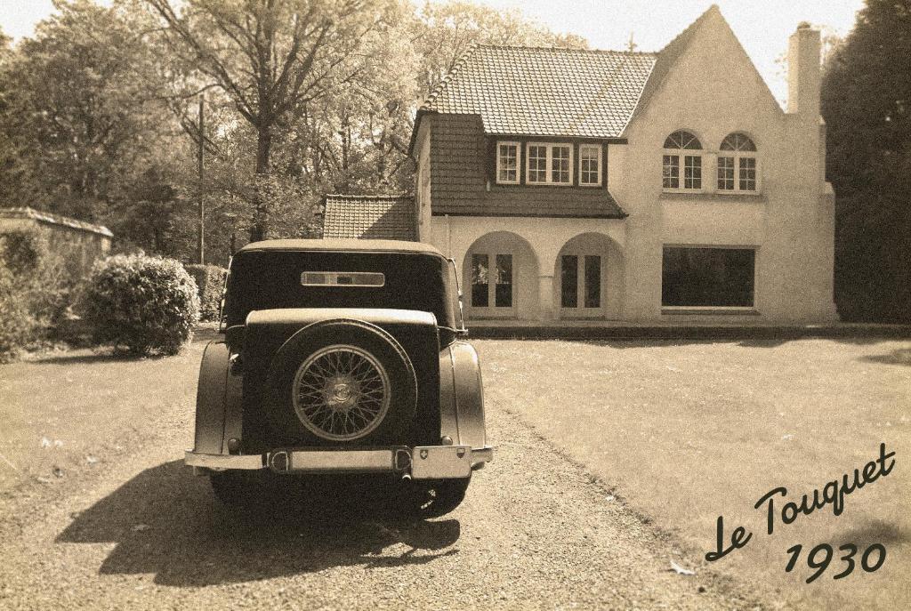 um carro velho estacionado em frente a uma casa em Belle Villa Touquettoise en fôret em Le Touquet-Paris-Plage