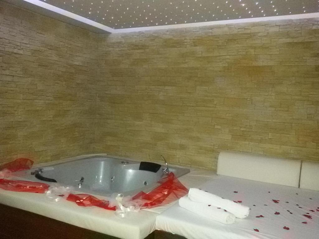 una vasca da bagno in una stanza con sangue sul pavimento di Angel's Paradise a Mariglianella