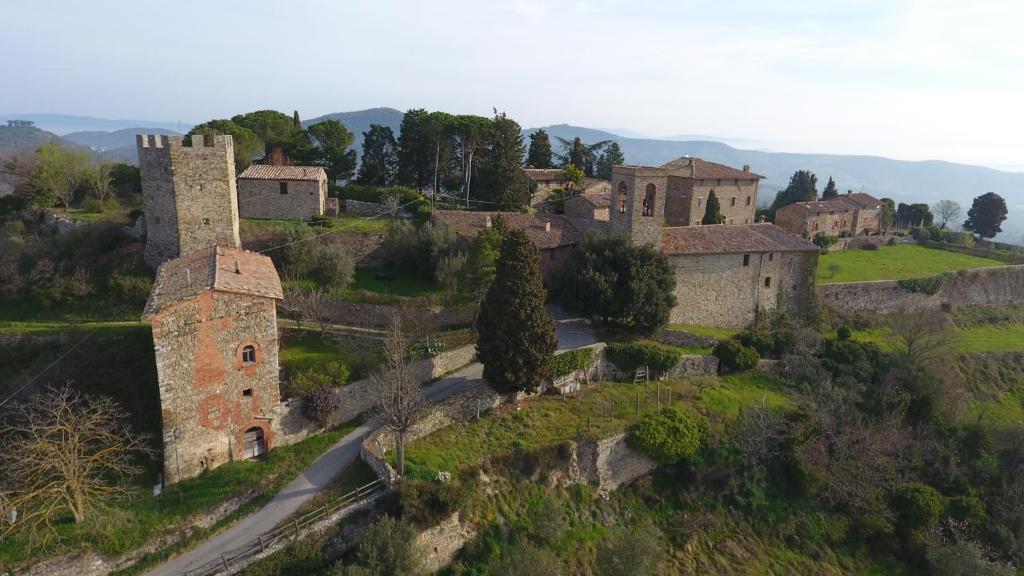 an old village on a hill with a castle at Castello di Mongiovino in Panicale
