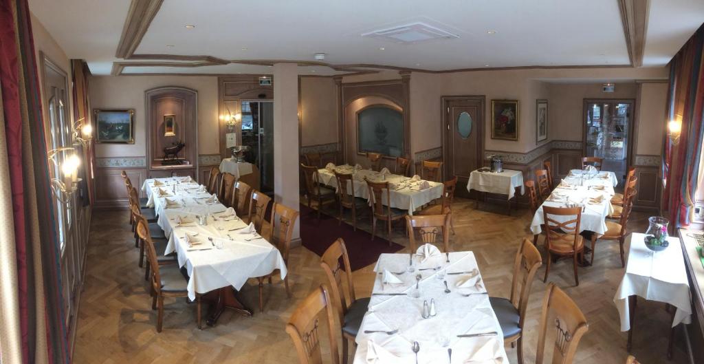 A restaurant or other place to eat at Hotel Restaurant Au Cerf d'Or