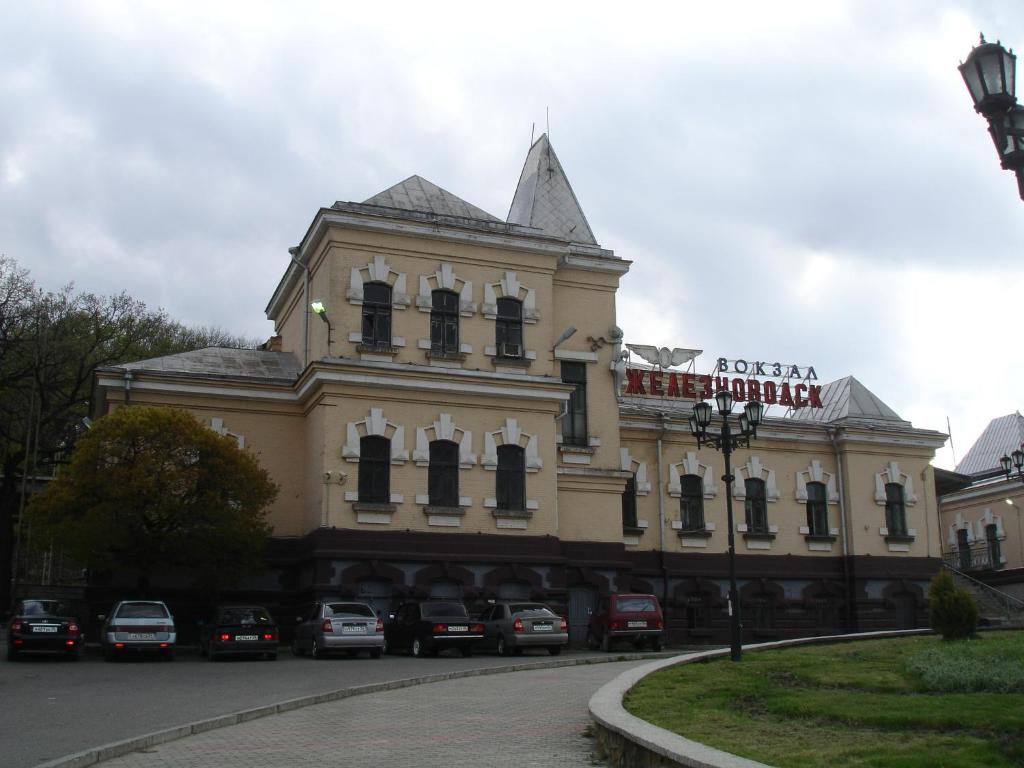 ジェレスノヴォツクにあるApartment On Proskurina 41の車が目の前に停まった大きな建物