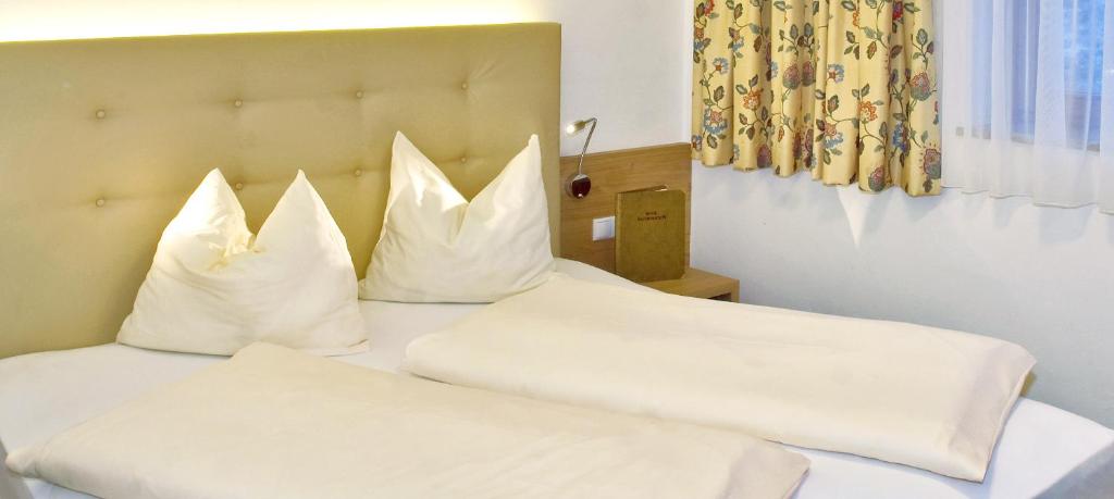 Postel nebo postele na pokoji v ubytování Hotel Berghof