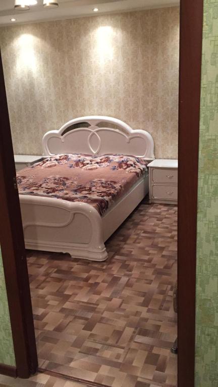 ナディムにあるApartment on Komsomolskaya 12/2のベッドルーム1室(白いベッド1台付)