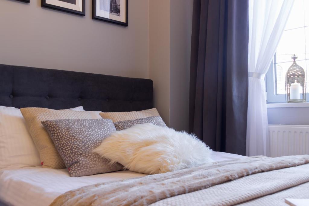 Posteľ alebo postele v izbe v ubytovaní VIU Velvet Apartment
