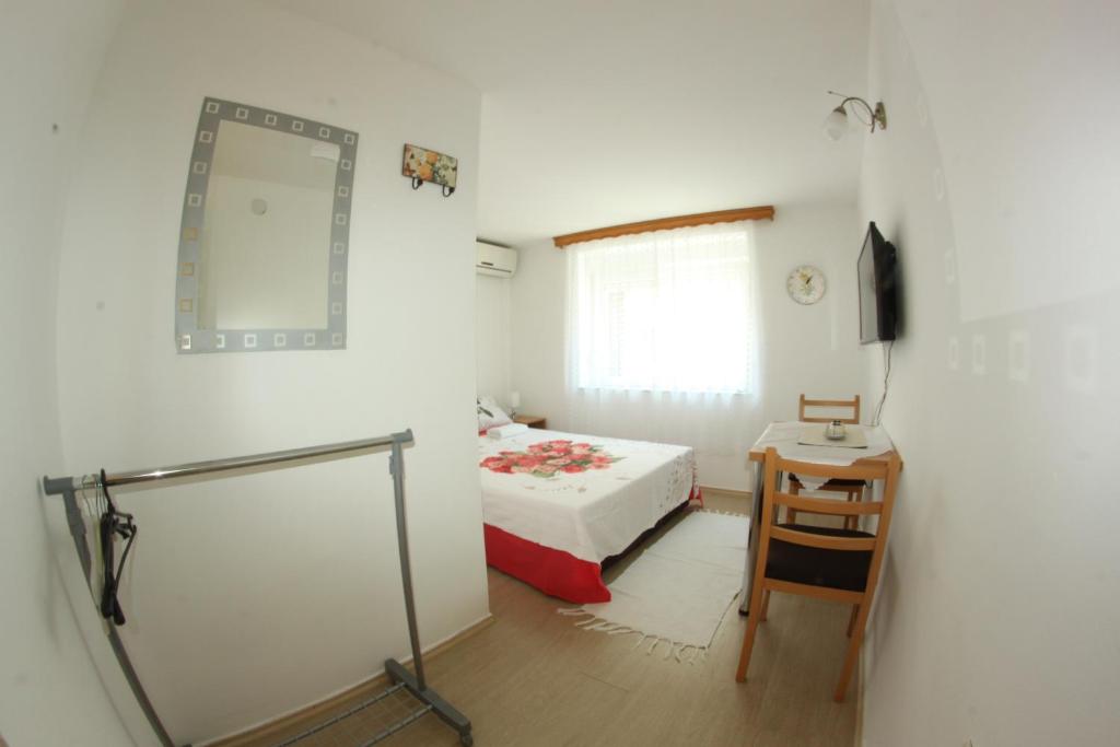 Postel nebo postele na pokoji v ubytování Apartments and rooms Lena