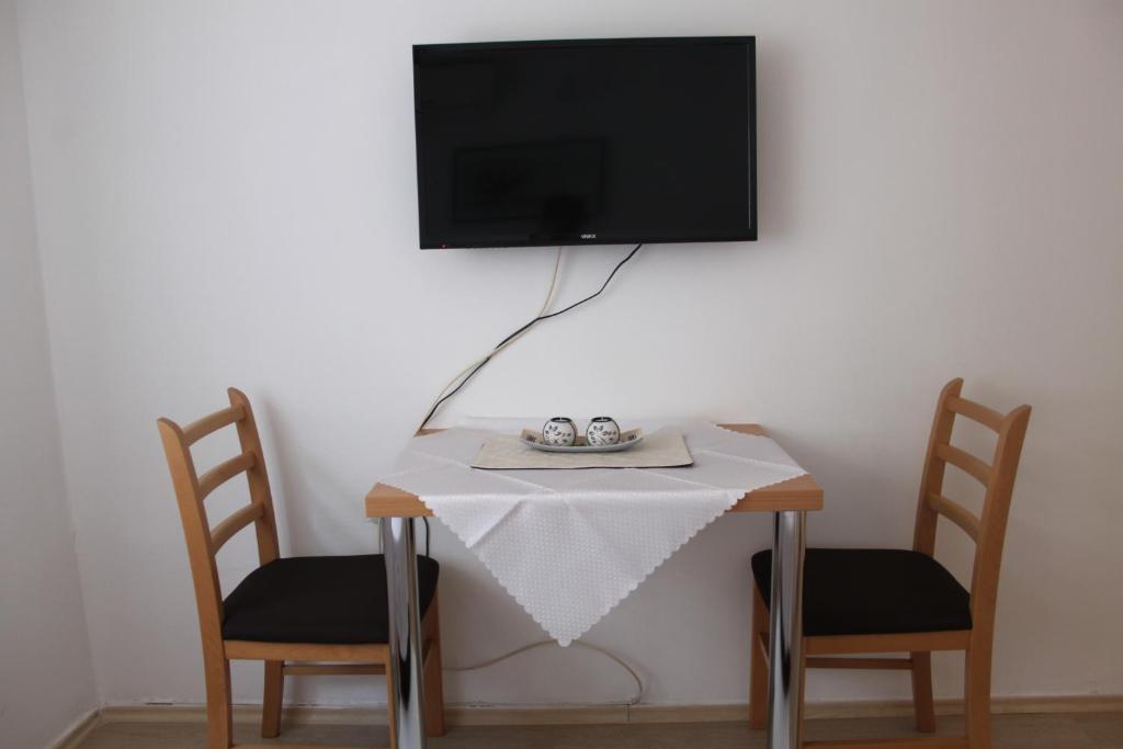 TV a/nebo společenská místnost v ubytování Apartments and rooms Lena