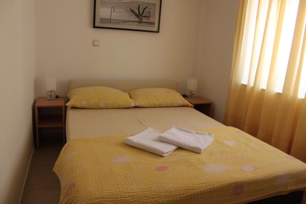 Postel nebo postele na pokoji v ubytování Apartments and rooms Lena