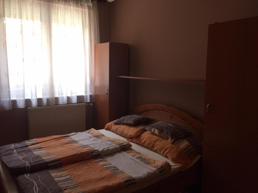 Łóżko lub łóżka w pokoju w obiekcie Imre Apartman