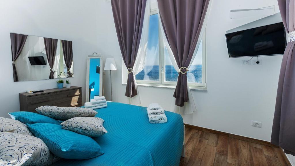 TV a/nebo společenská místnost v ubytování MarLove Sea View Only Rooms Spiaggia Privata