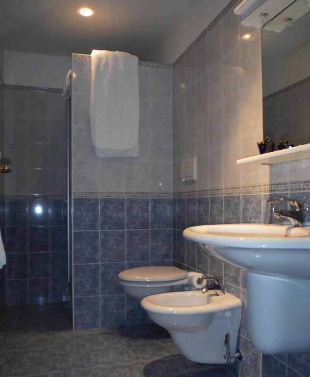 a bathroom with a sink and a toilet and a shower at Hotel Villa Flora in Bogliasco