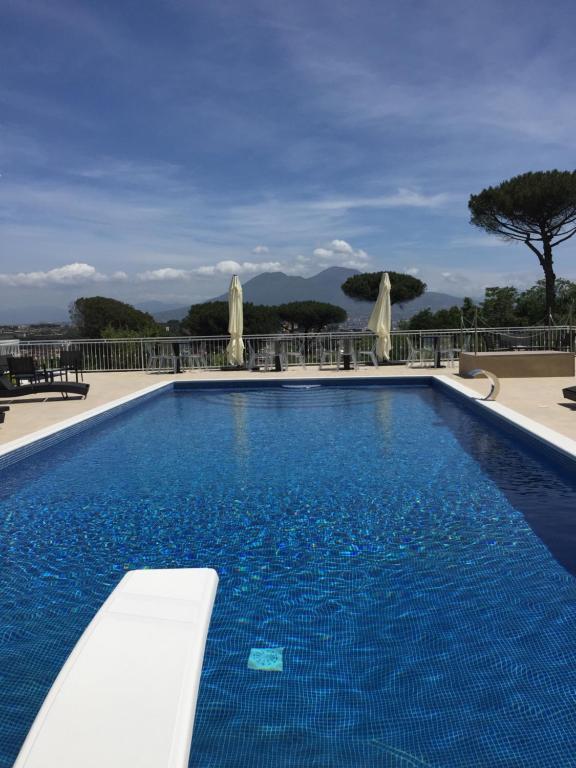 una grande piscina con acqua blu di Zia Bi Bed and Breakfast a Napoli