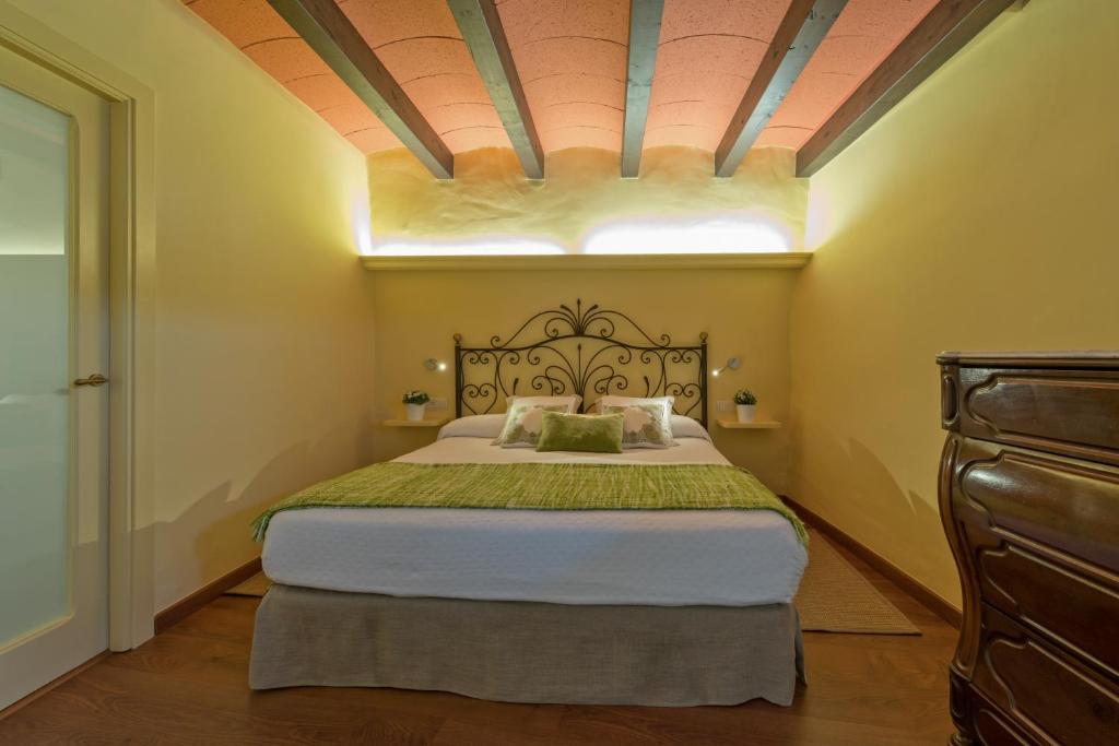 Postel nebo postele na pokoji v ubytování Hotel Cal Sastre