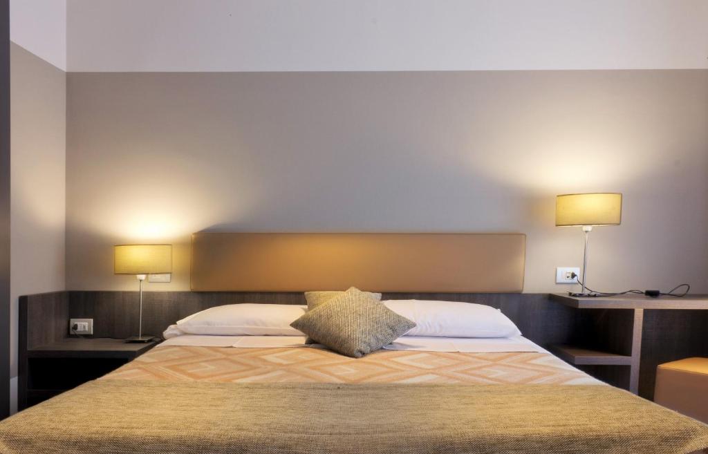 Postel nebo postele na pokoji v ubytování Hotel Désirée - Garda Lake Collection