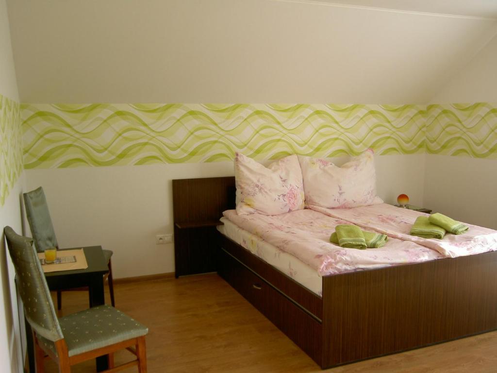 Postel nebo postele na pokoji v ubytování Pivnička pod Čachtickým hradom