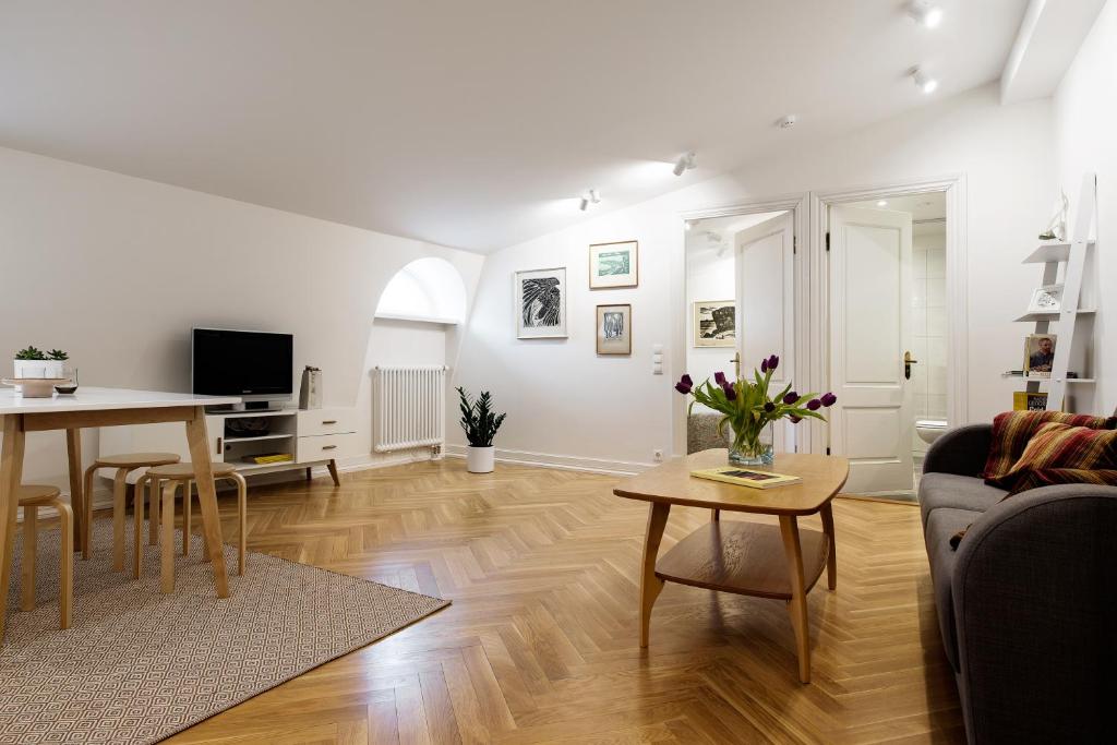 Una sala de estar con una mesa y un comedor. en Vana-Posti Apartment, en Tallin