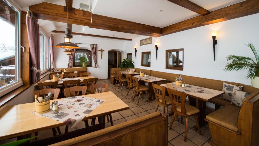 Restoran või mõni muu söögikoht majutusasutuses Panoramagasthof auf dem Auerberg