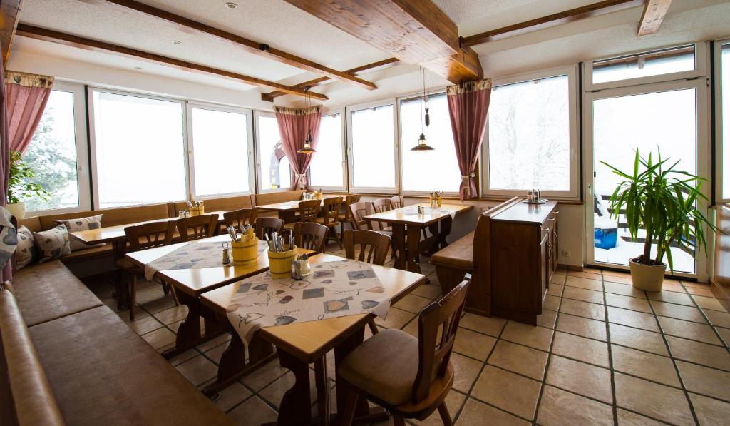 Restoran või mõni muu söögikoht majutusasutuses Panoramagasthof auf dem Auerberg