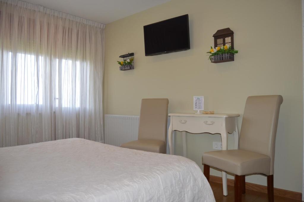 A television and/or entertainment centre at Hotel el Pinar