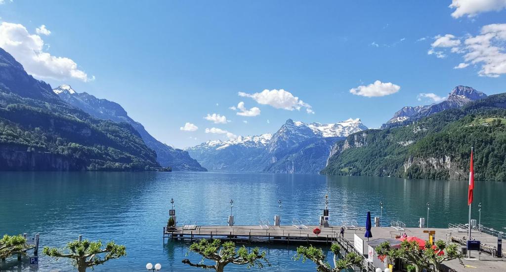 Privatzimmer mit eigenem Bad I Balkon mit Berg- & Seeblick I Brunnen am ...