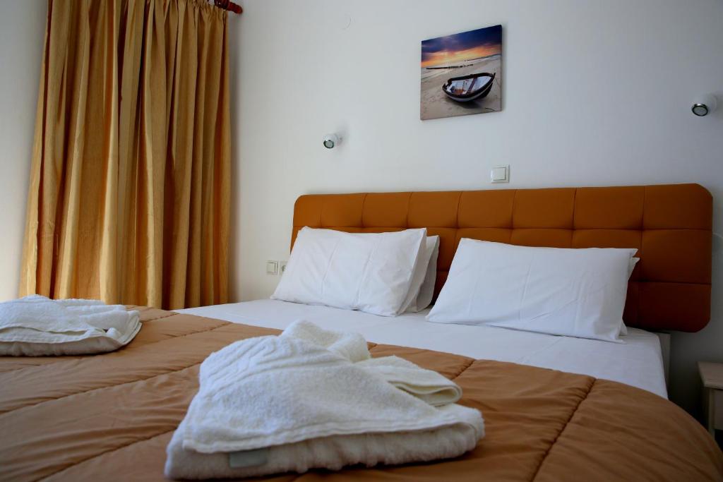拉瑟的住宿－卡帕托斯一室公寓及公寓酒店，床上有白色毛巾