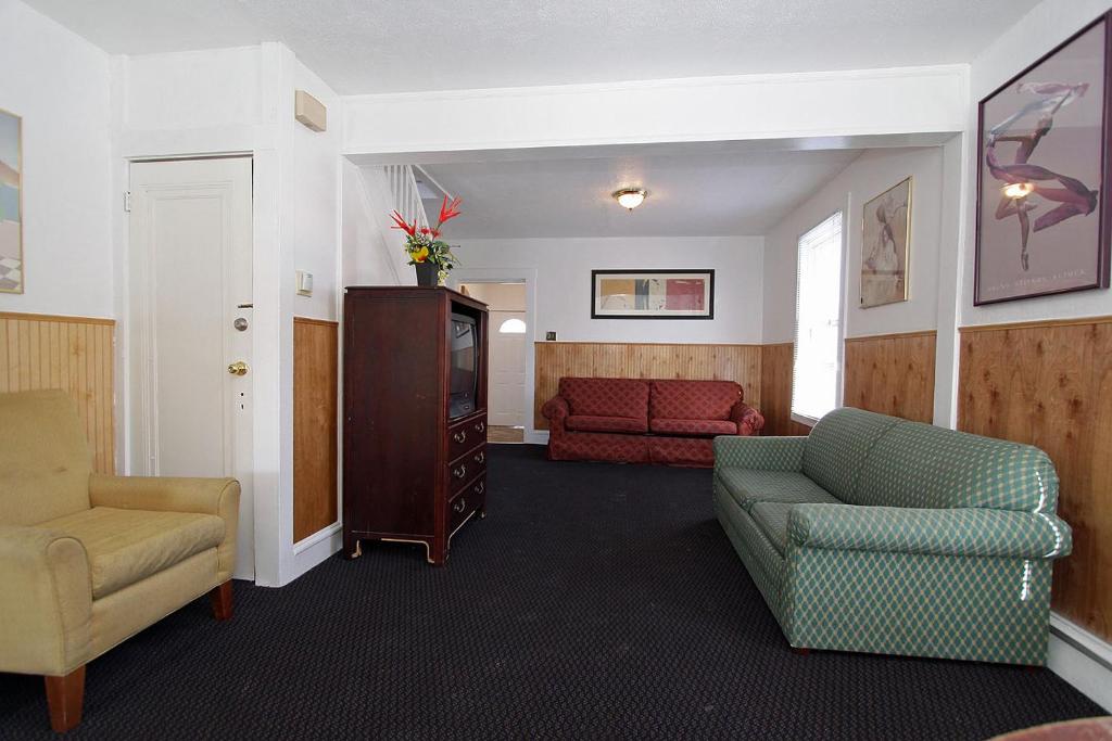 uma sala de estar com duas cadeiras e um sofá em Shore Beach Houses - 119 F Franklin Avenue em Seaside Heights