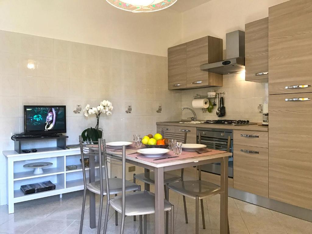 A kitchen or kitchenette at Appartamento Mimosa