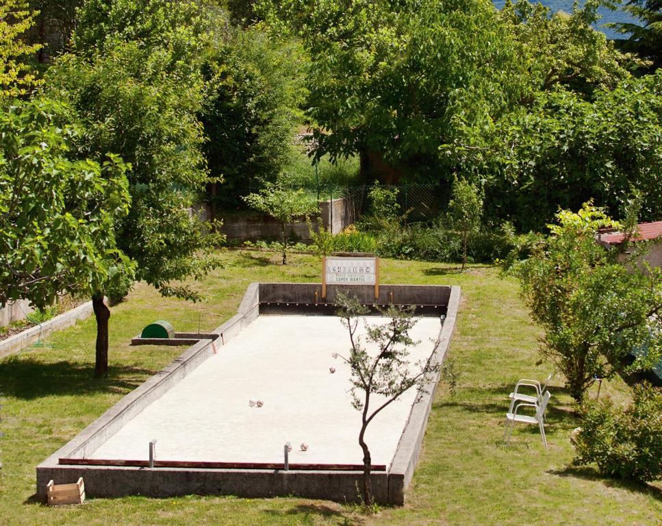 A garden outside Appartamento Mimosa