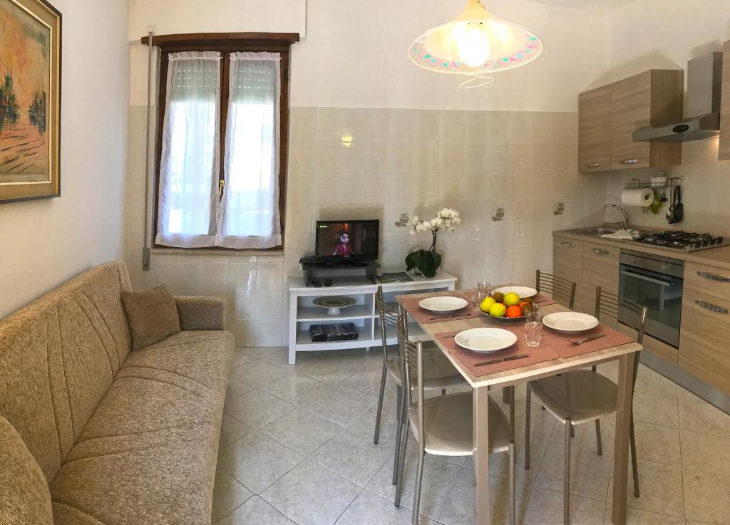 A kitchen or kitchenette at Appartamento Mimosa