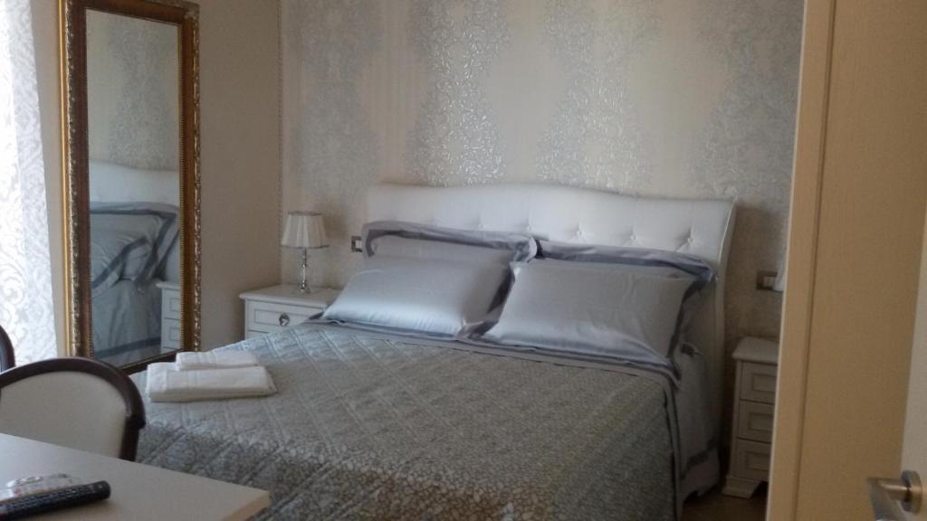 A bed or beds in a room at Daphnae House