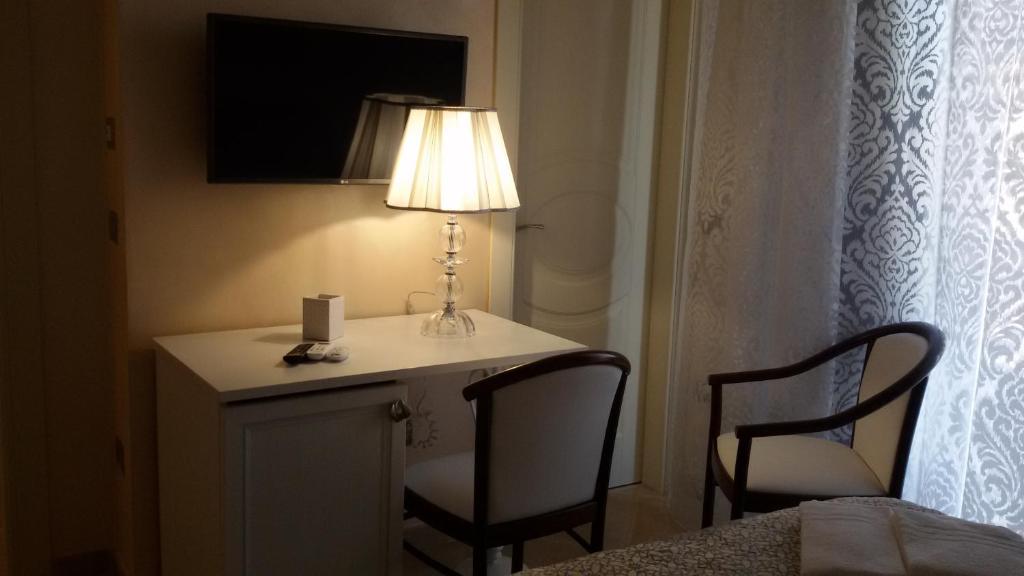 A television and/or entertainment centre at Daphnae House