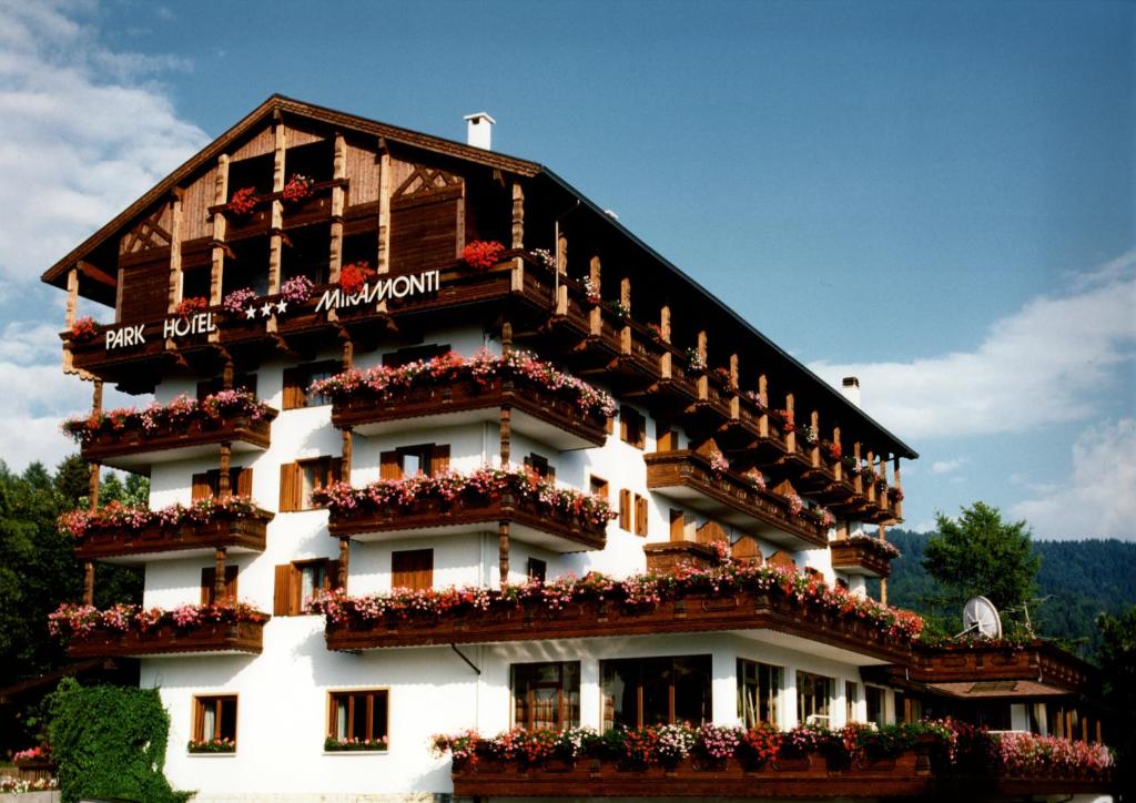 un edificio con flores en sus balcones en Park Hotel Miramonti, en Folgaria