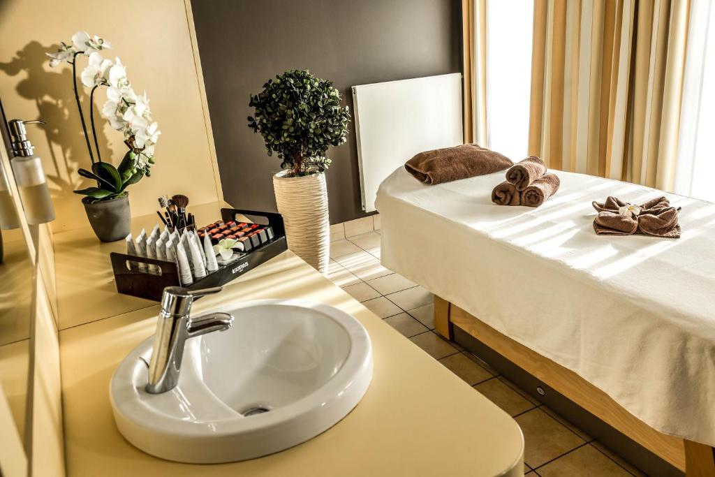 Ein Bett oder Betten in einem Zimmer der Unterkunft Seehotel Fleesensee