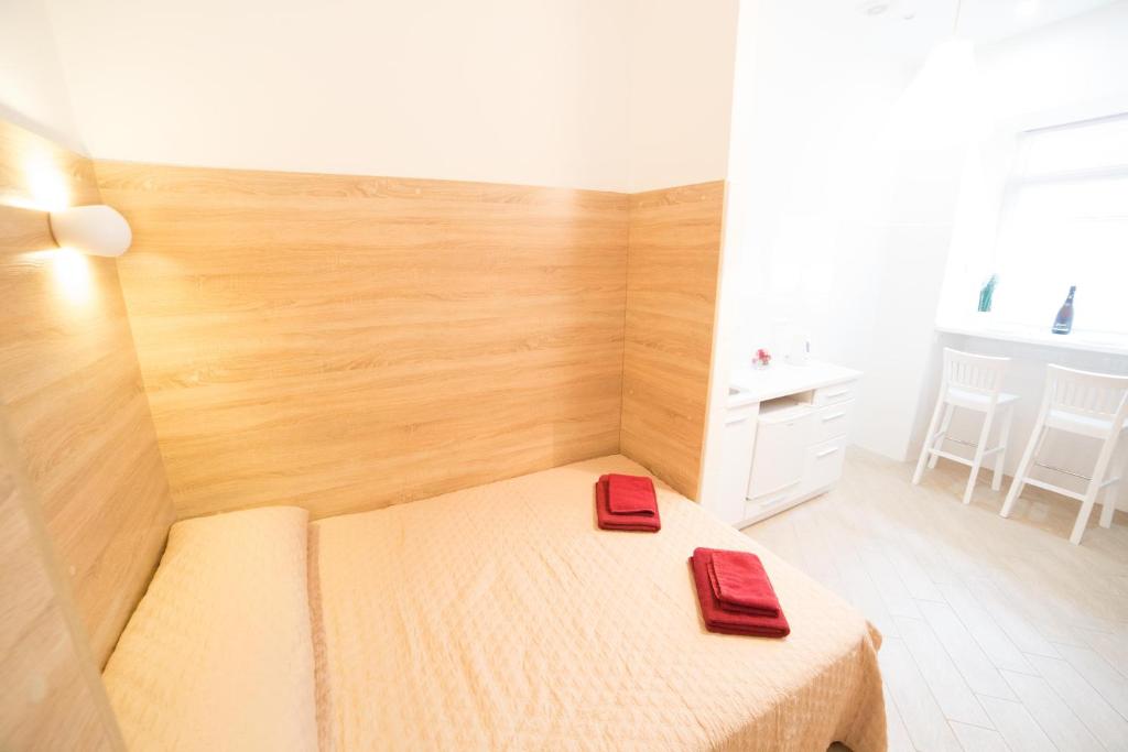 - une chambre dotée d'un lit avec deux plaques rouges dans l'établissement Apartment on SVYATOHO TEODORA SQUARE 5, à Lviv