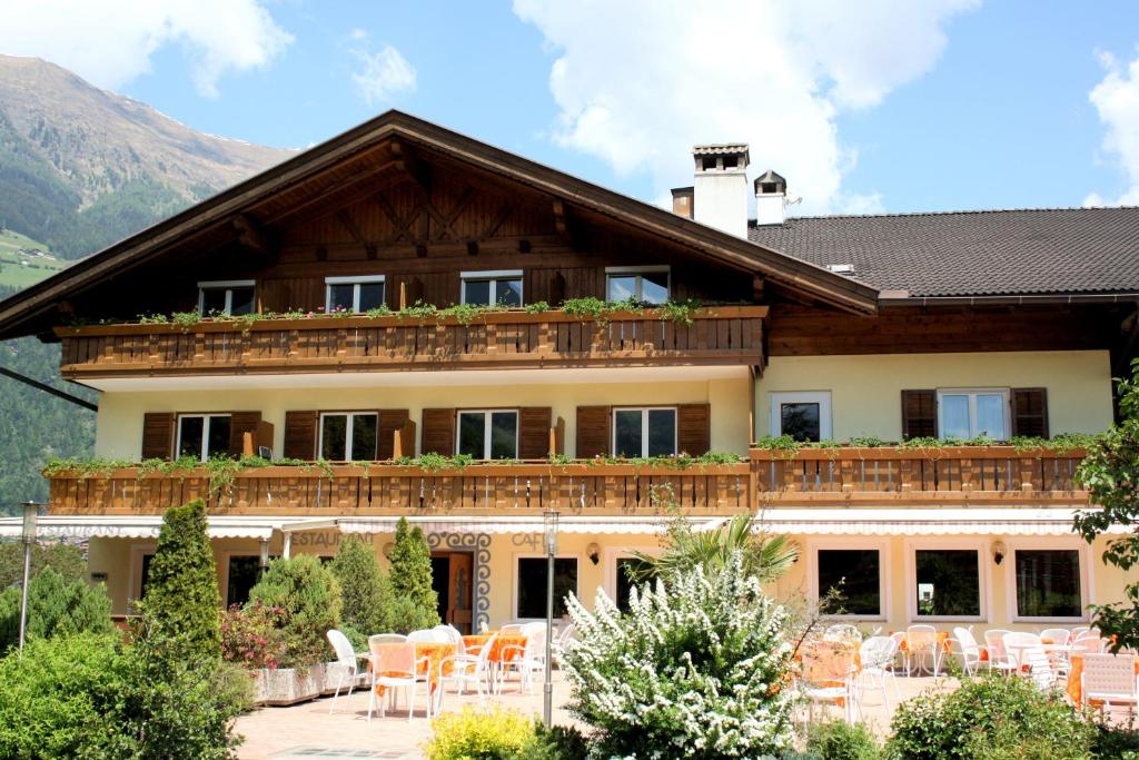 Nespecifikovaný výhled na hory nebo výhled na hory při pohledu z hotelu
