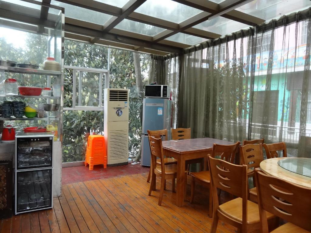 a kitchen and dining room with a table and chairs at 张家界畔山驿栈 in Zhangjiajie