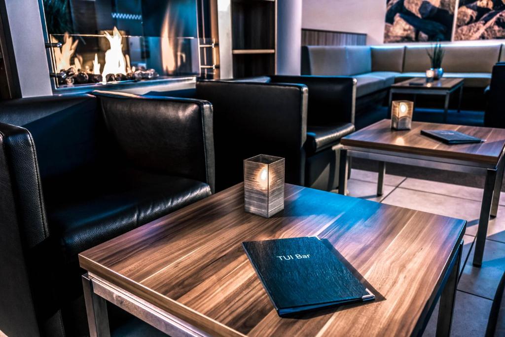 Ein Sitzbereich in der Unterkunft Seehotel Fleesensee