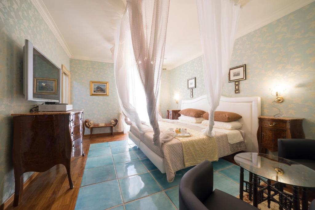 ナポリにあるB&B 'O Sole Mio!のベッドルーム1室(白い天蓋付きのベッド1台付)