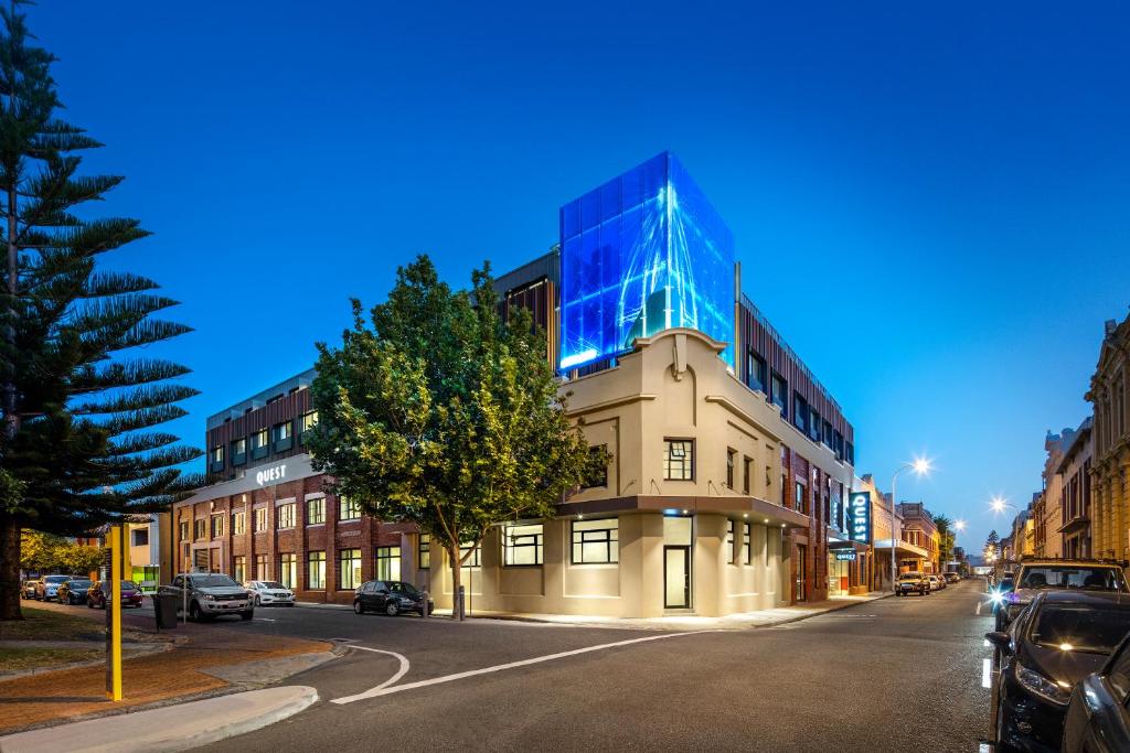 un edificio con fachada de cristal en una calle de la ciudad en Quest Fremantle, en Fremantle