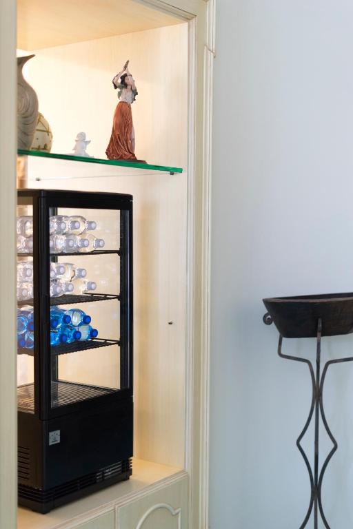 a room with a glass display case with dishes at B&B 'O Sole Mio! in Naples