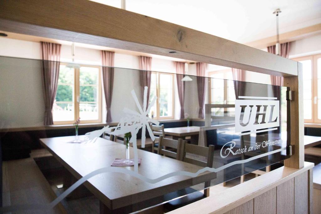 A seating area at Weingut-Gästezimmer UHL