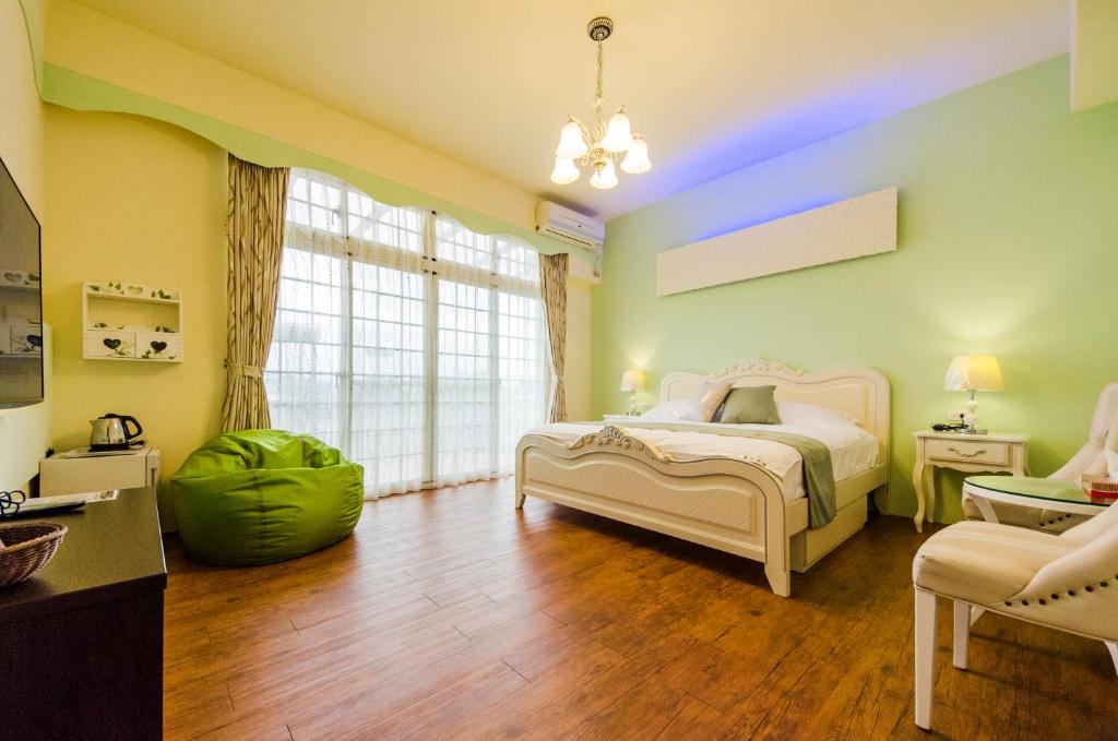 Postel nebo postele na pokoji v ubytování Sunny Breeze Garden Homestay