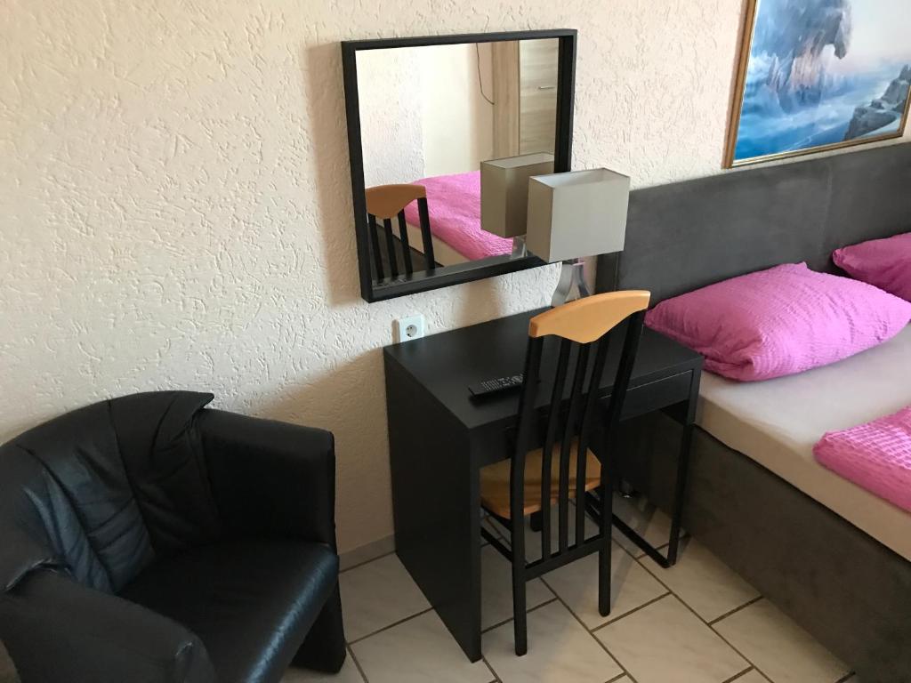 Postel nebo postele na pokoji v ubytování Hotel Rhein INN
