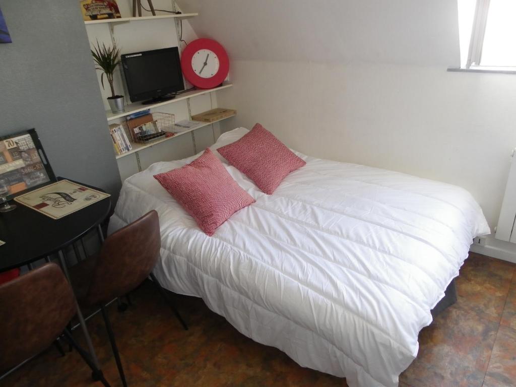 ベルク・シュル・メールにあるStudio Castillonのベッドルーム1室(ピンクの枕2つ、白いベッド1台付)