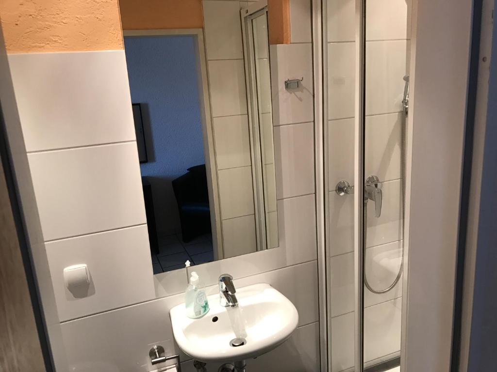 Koupelna v ubytování Hotel Rhein INN