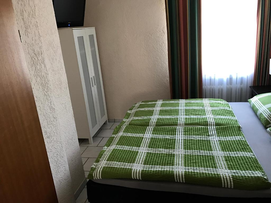 Postel nebo postele na pokoji v ubytování Hotel Rhein INN