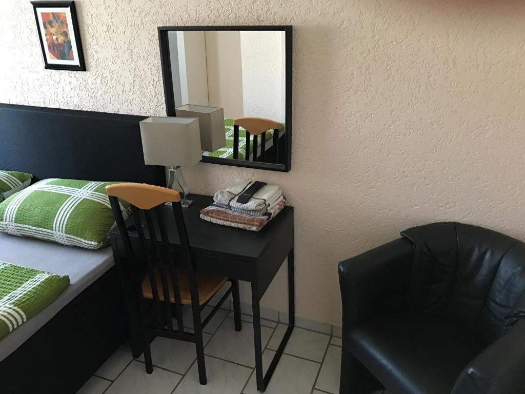 Postel nebo postele na pokoji v ubytování Hotel Rhein INN