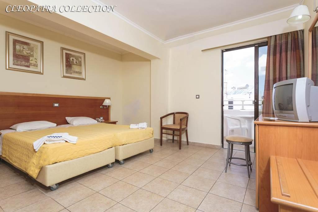 Postel nebo postele na pokoji v ubytování Cleopatra Classic Hotel