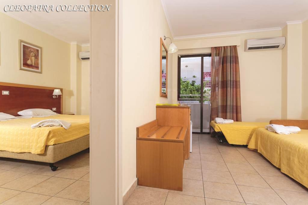 Postel nebo postele na pokoji v ubytování Cleopatra Classic Hotel